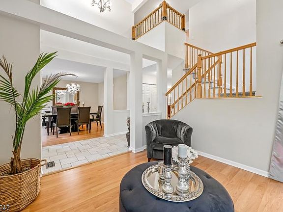 4th image of 8 Rolling Hills Dr