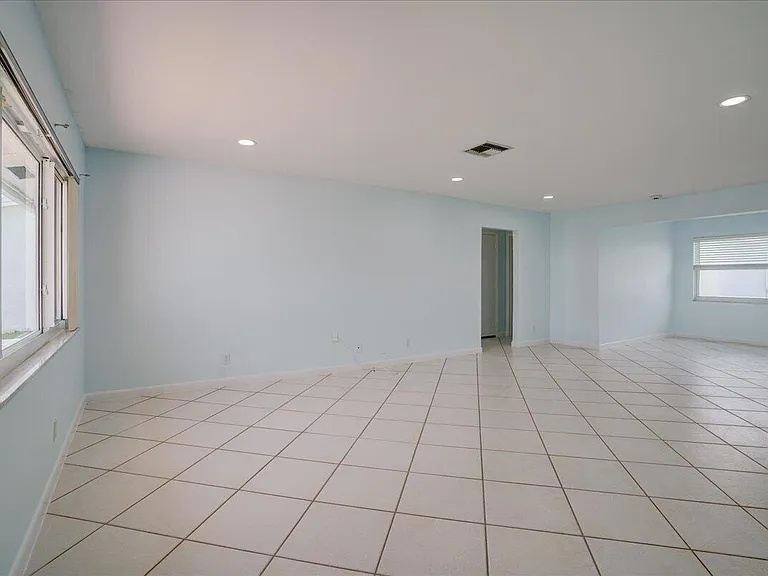 2086 SW 12th Ave — Photo 5