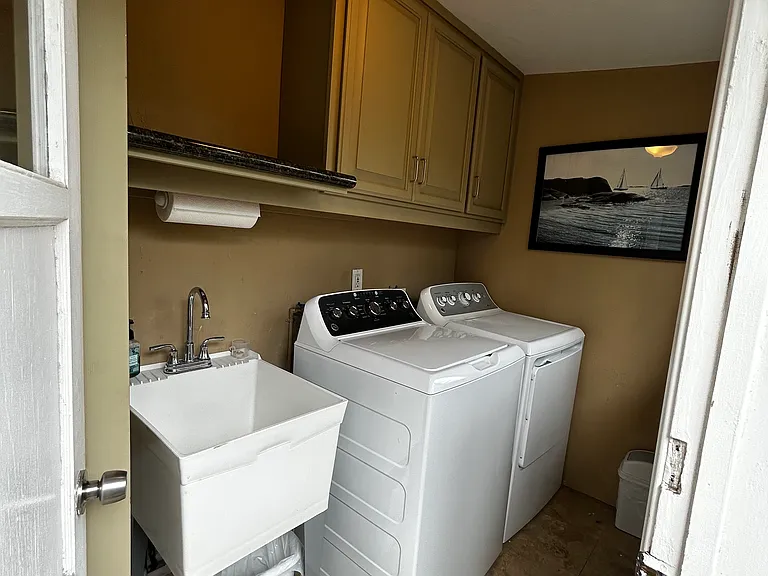 4585 Santa Monica Ave — Photo 15