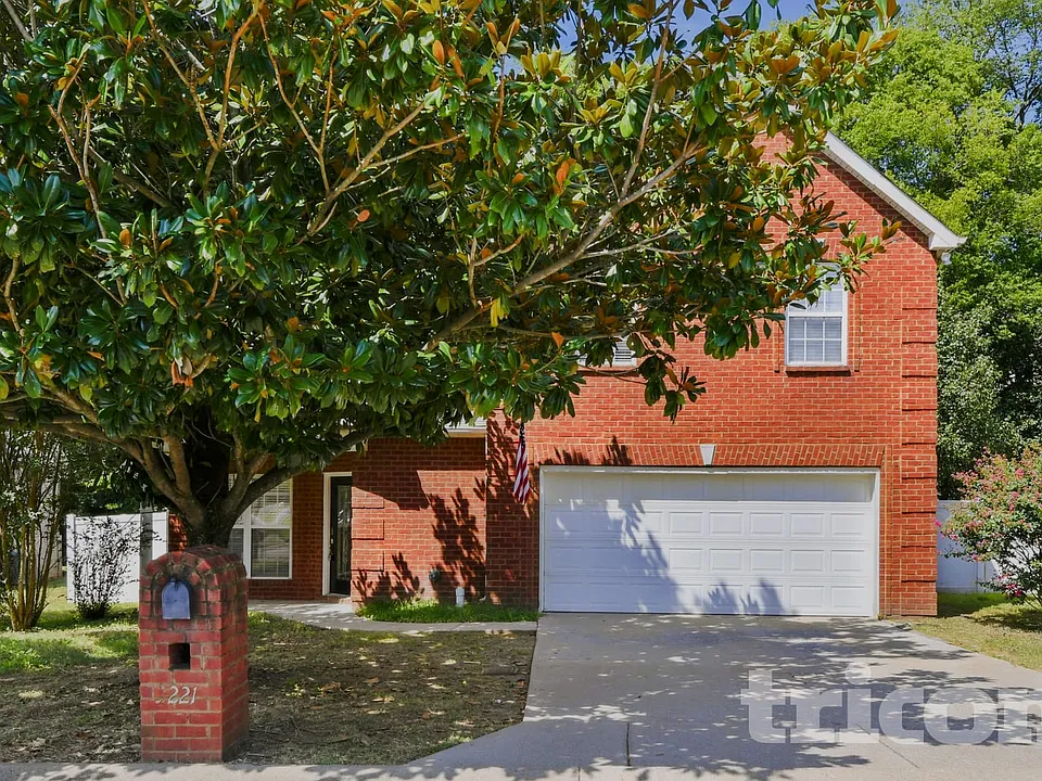 221 Titans Cir
