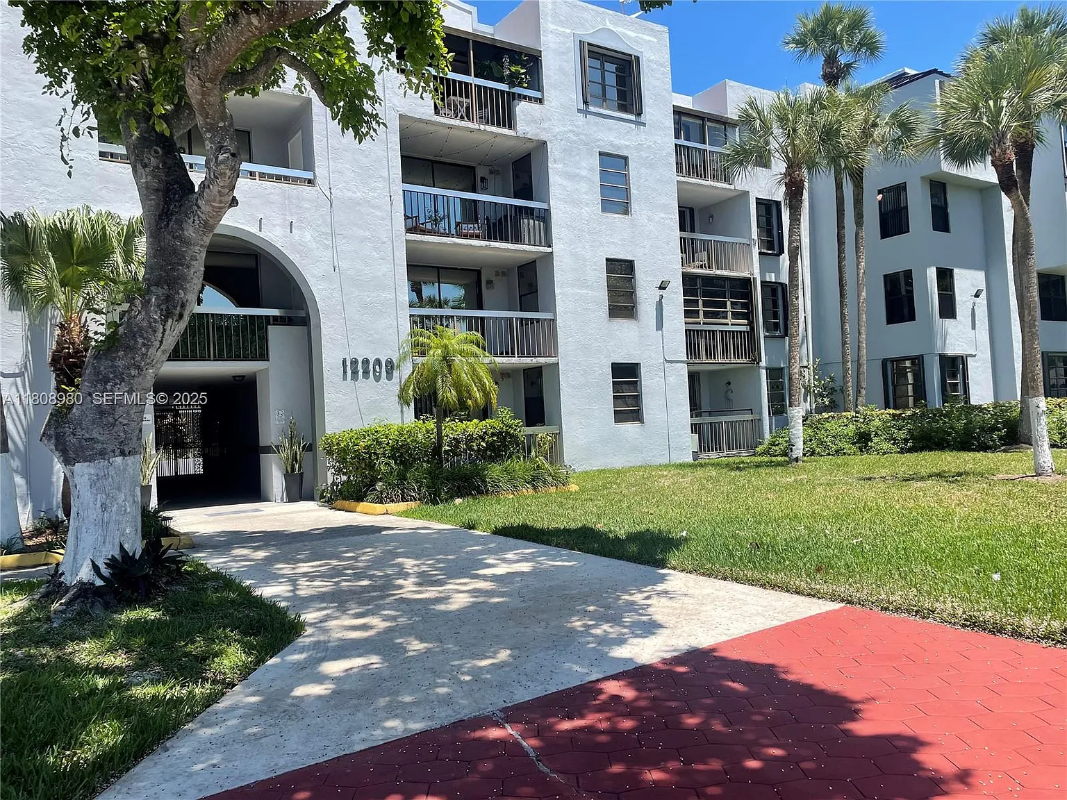 2 bed, 936 sqft, $2,350 — Photo 1