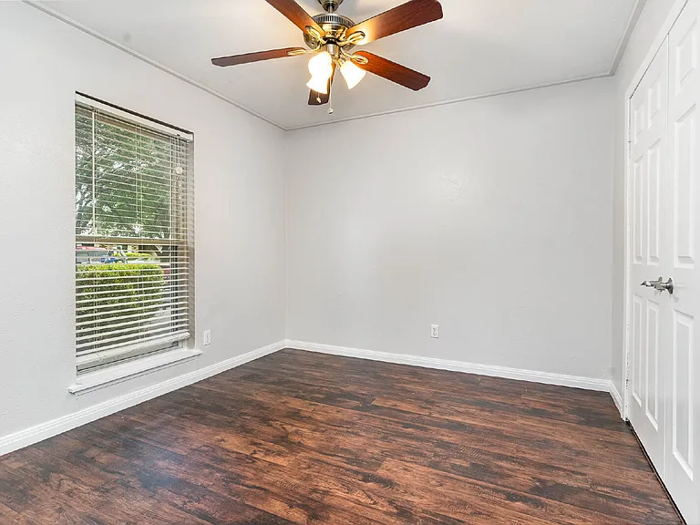 414 E Grenoble Dr — Photo 2