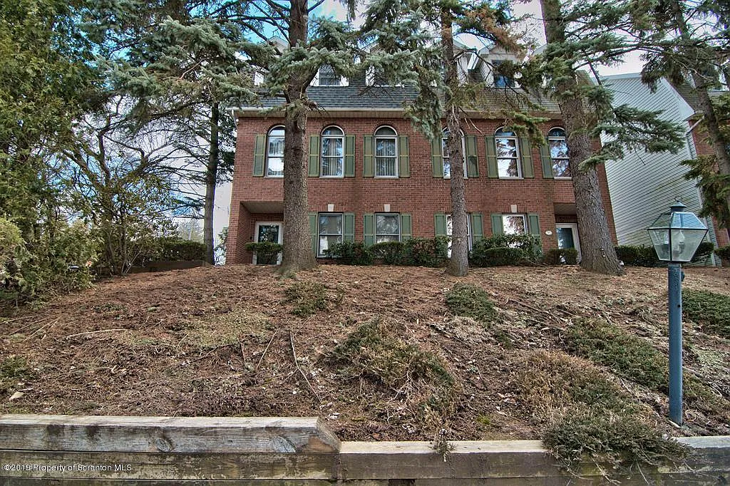 562 N Webster Ave photo 1