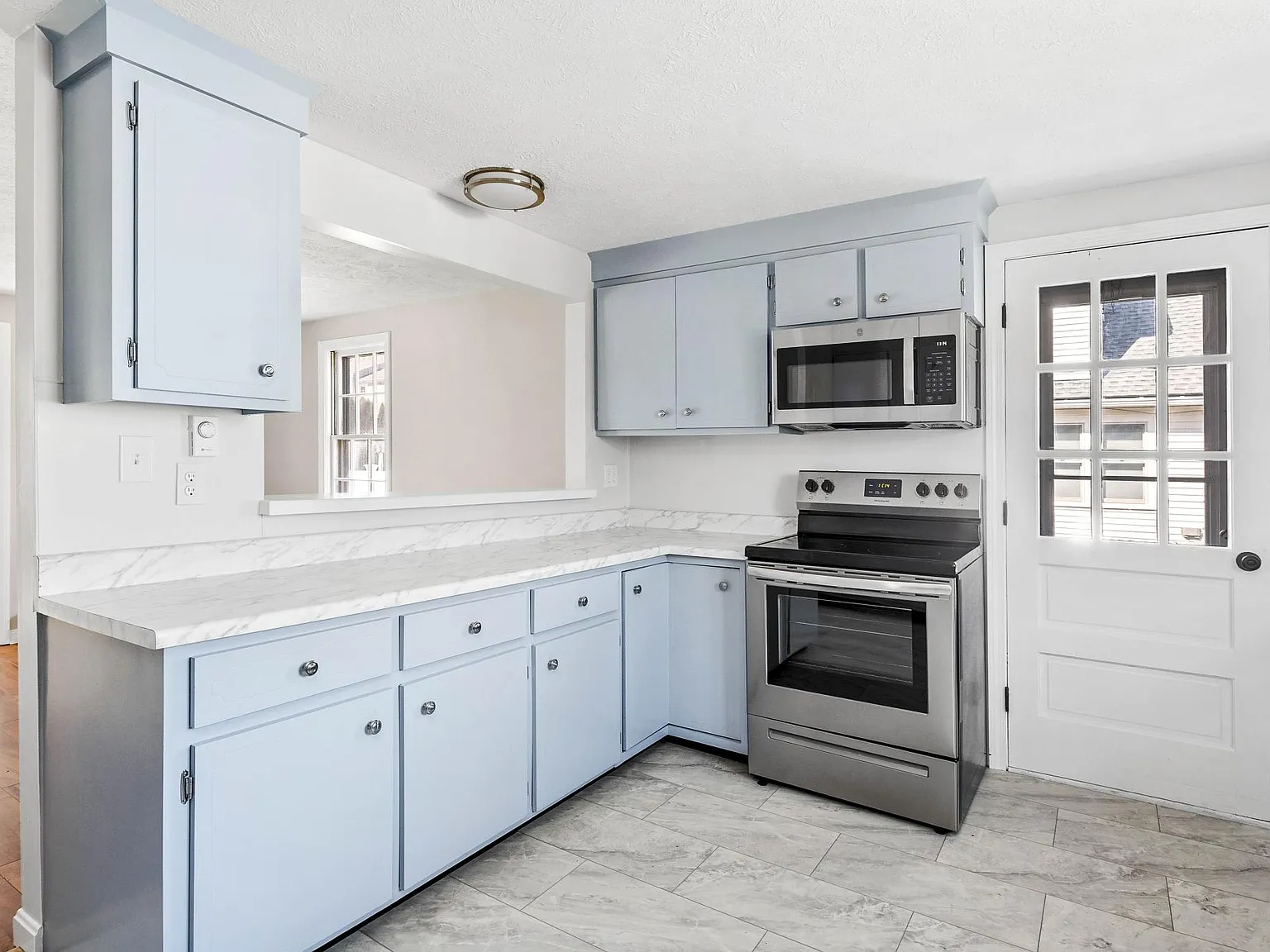 4 bed, 1.5 bath, 1905 sqft, $4,500 — Photo 3