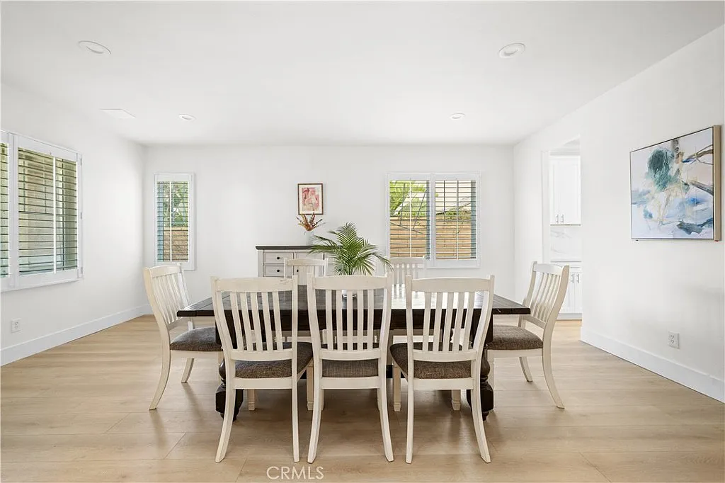 9 bed, 4.5 bath, 4398 sqft, $6,000 — Photo 3