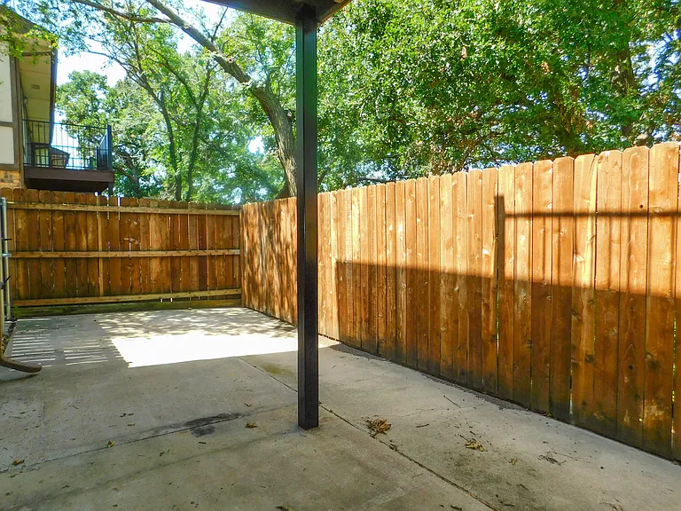 1137 Dallas Dr — Photo 18