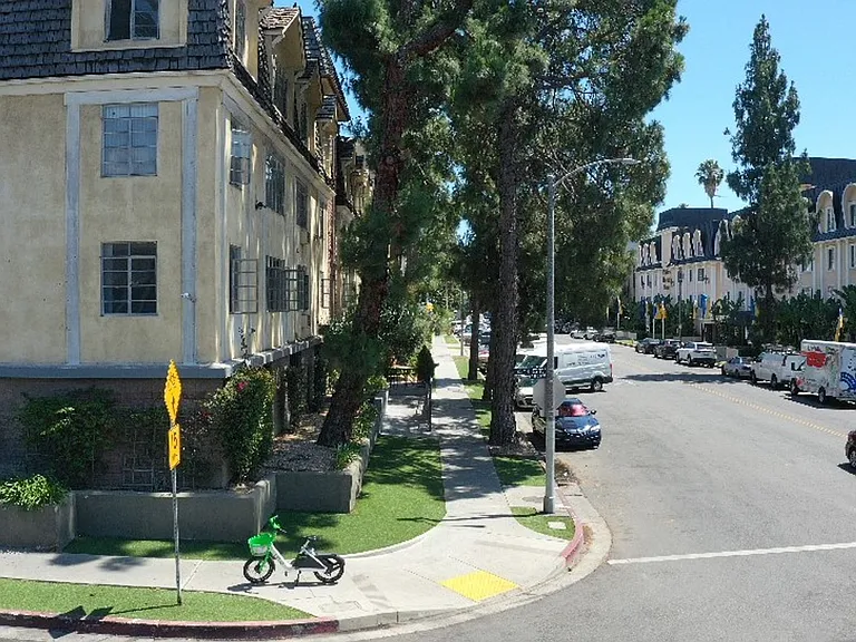 400 S Harvard Blvd — Photo 27