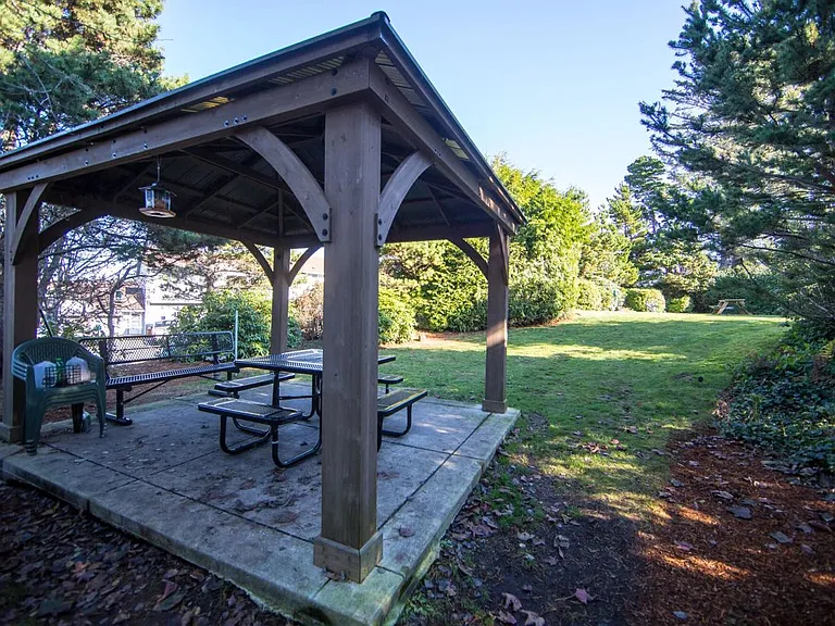 120 SE Mast Ave — Photo 8