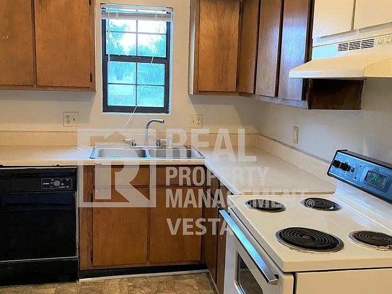 627 Maplewood Dr — Photo 4