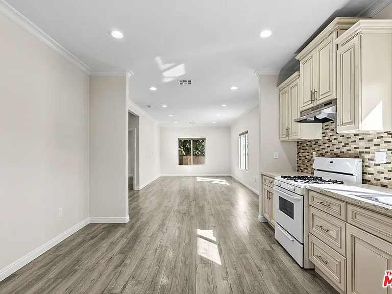 6715 Cedros Ave — Photo 6