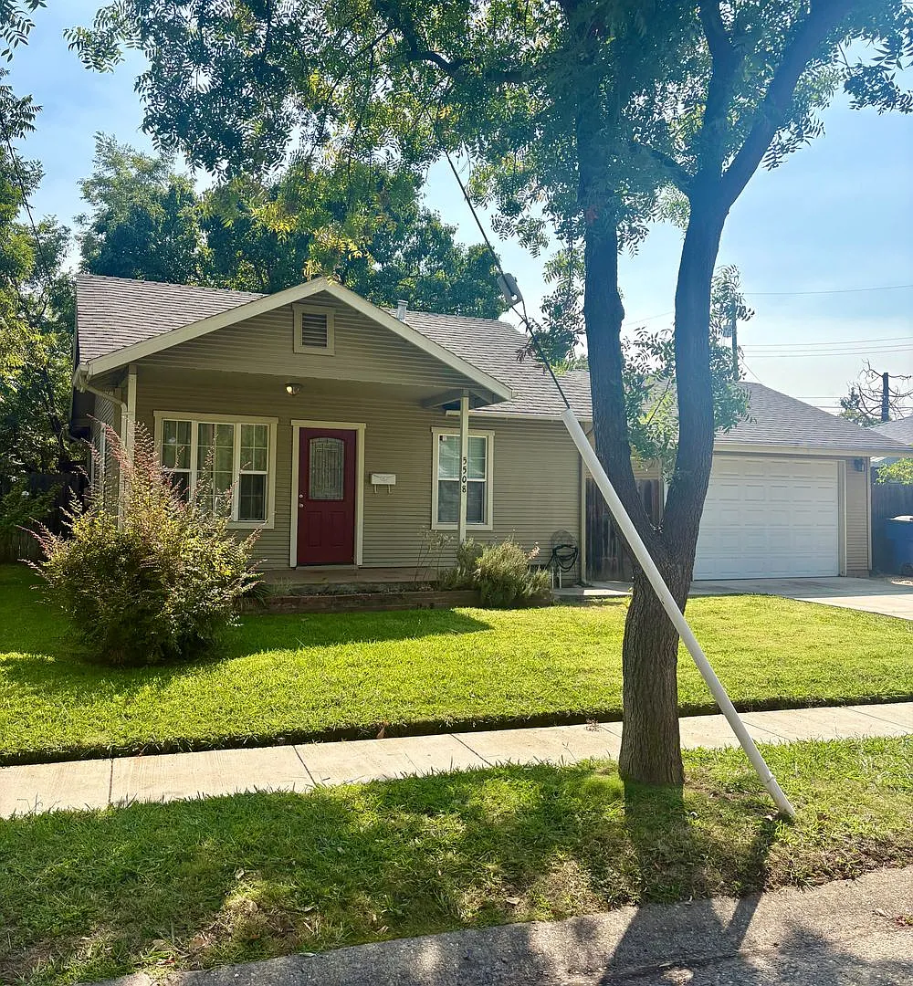 Cozy 2/1 Home in Elmhurst — Photo 1
