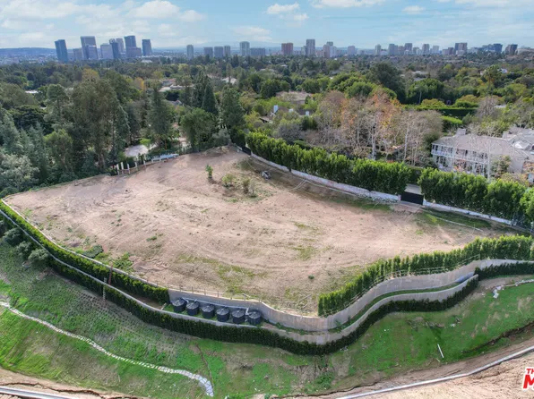 344 Delfern Dr, Los Angeles, CA 90077