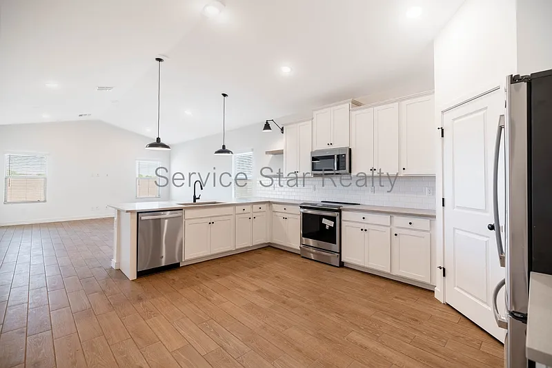 5 bed, 3.0 bath, 2082 sqft, $2,000 — Photo 4