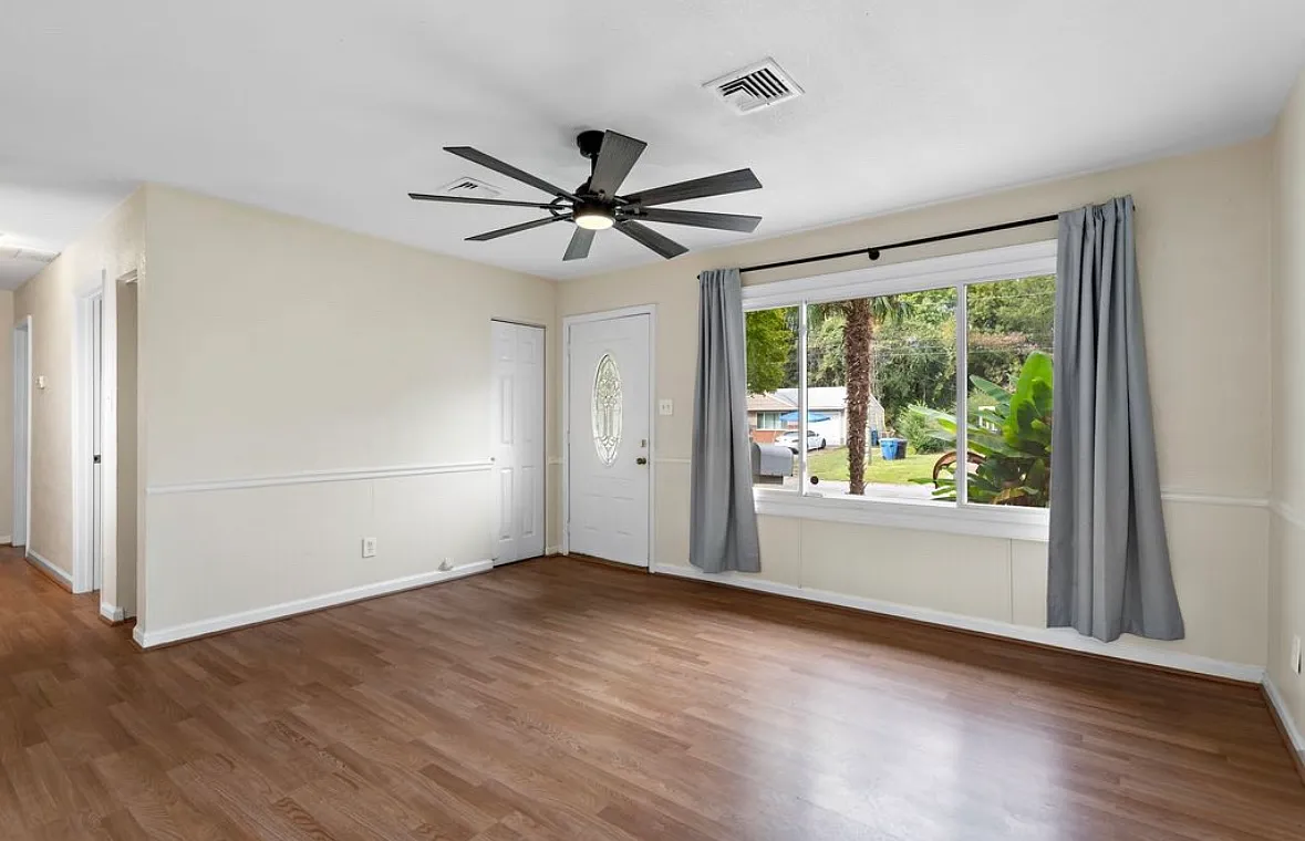 4 bed, 1296 sqft, $2,500 — Photo 3