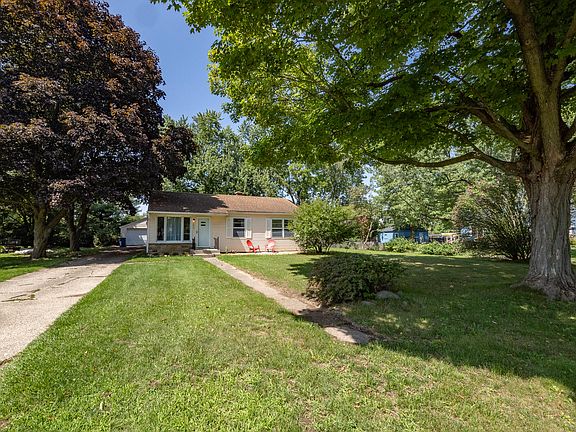 3rd image of 2025 Lakewood Dr