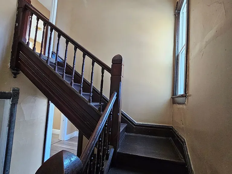 1308 S Western Ave — Photo 11
