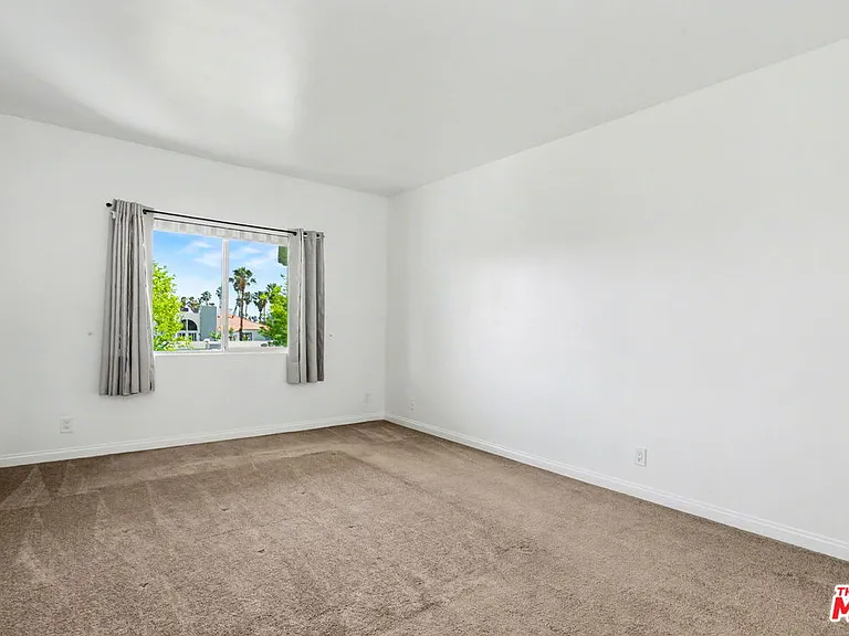 521 Montana Ave #301 — Photo 17