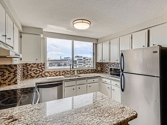 kitchen w/ stainless steel appliances