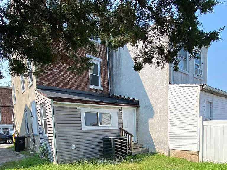 220 Pearl St — Photo 5