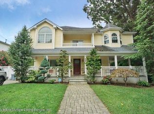 578 Drumgoole Rd E, Staten Island, NY 10312