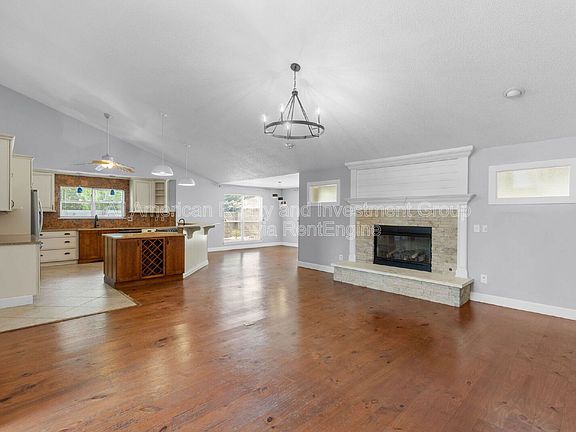 3rd image of 101 Hands Cove Ln