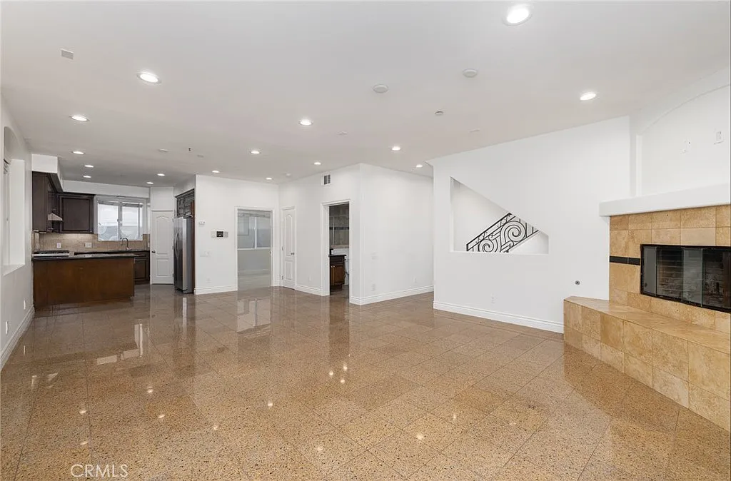 4 bed, 2020 sqft, $6,500 — Photo 3