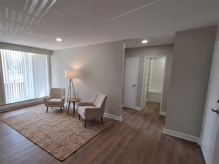 203 Lisgar Ave — Photo 2