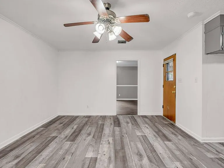 1007 Eisenhower Dr — Photo 7