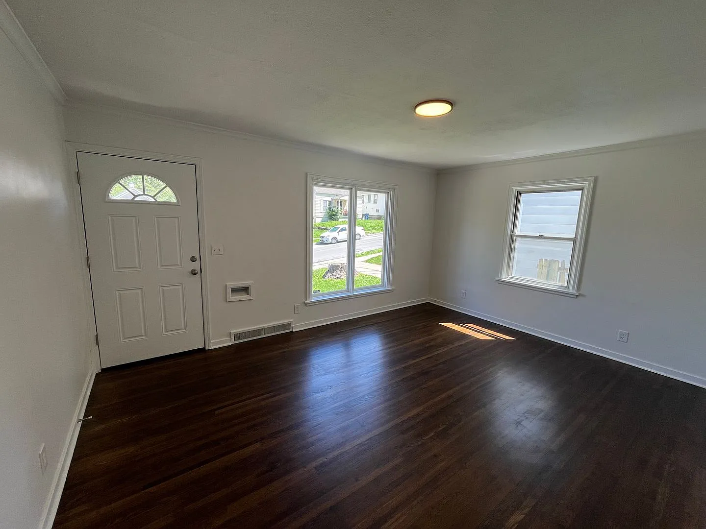 Renovated 2BR Benson — Photo 4