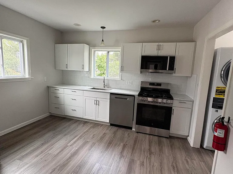 24 Waverly Pl #B-RED — Photo 1
