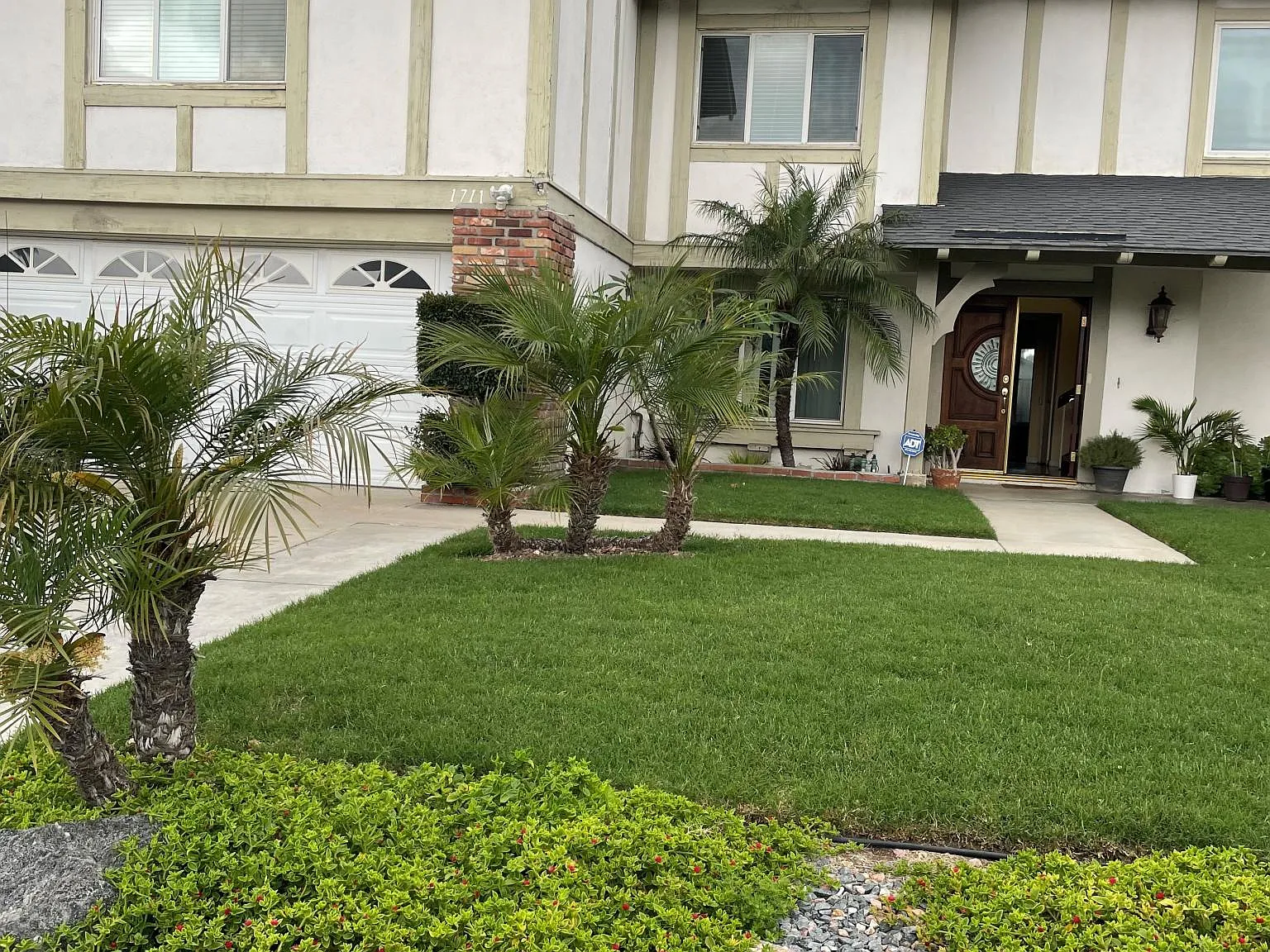 5 bed, 2.5 bath, 2925 sqft, $5,899 — Photo 1