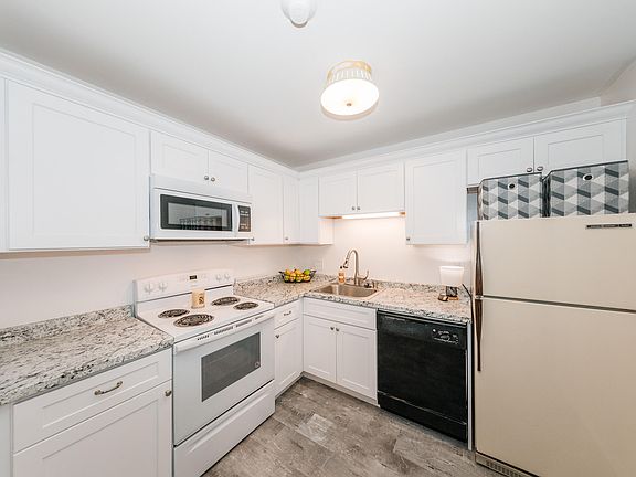 5th image of 9046 N Park Plaza Ct