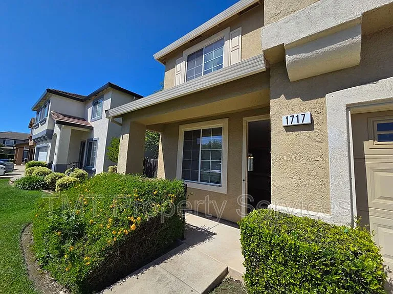 1717 Providence Way — Photo 4