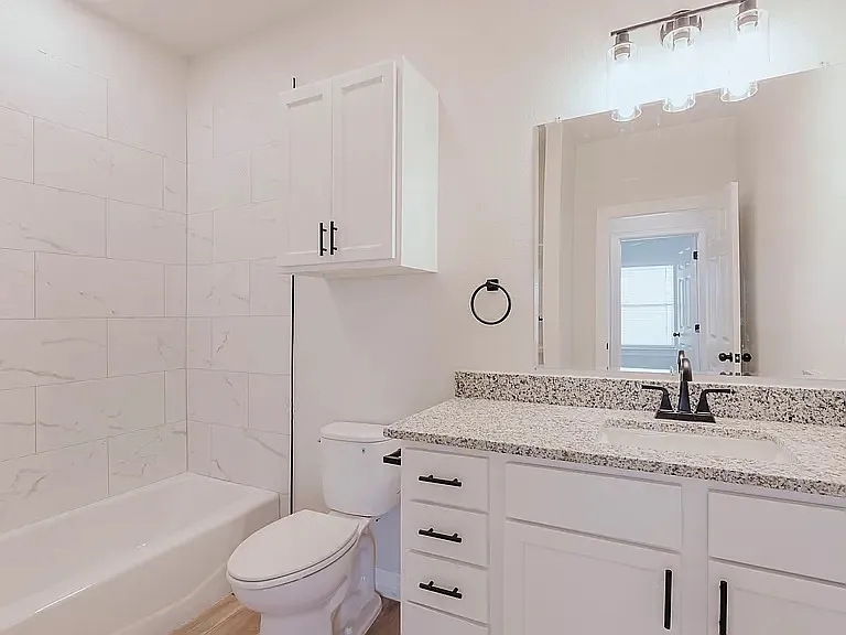 5 bed, 2289 sqft, $2,100 — Photo 4