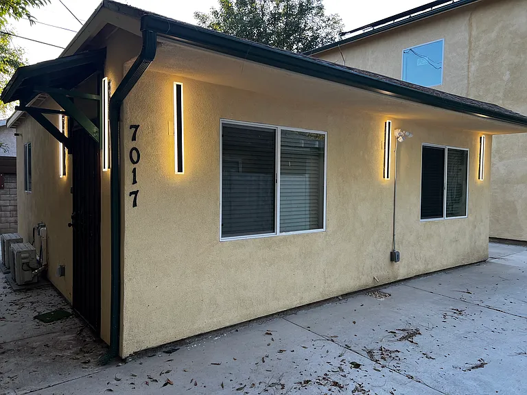 7017 Jamieson Ave — Photo 2