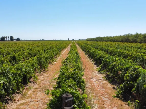 2 N Siskiyou Ave, Kerman, CA 93630