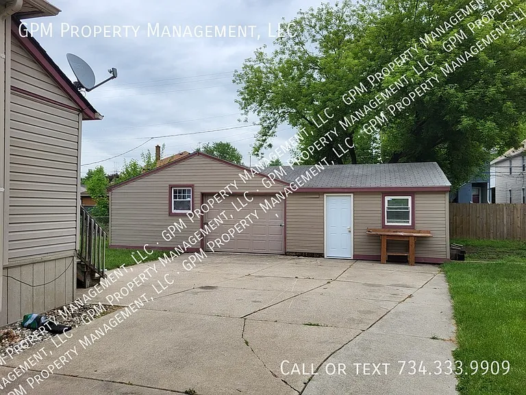 1563 Wilson Ave — Photo 2