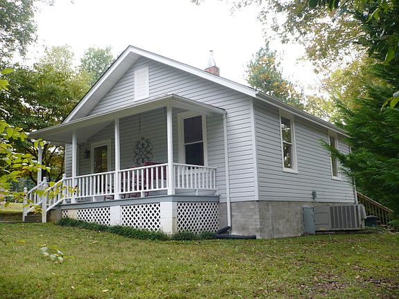 4th image of 2085 Woodlake Dr