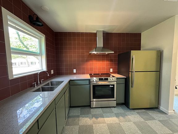 All new kitchen, granite counters and stainless appliances