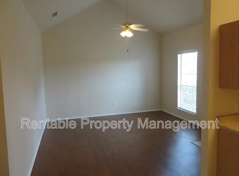109 Collett Ct — Photo 9