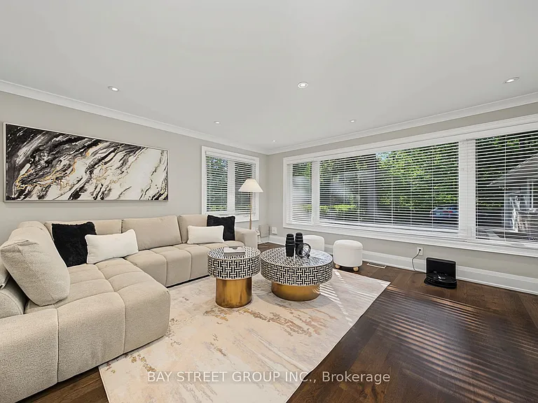 317 Wedgewood Dr — Photo 3