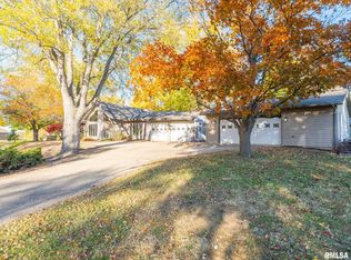 7266 Granada Dr, Delavan, IL 61734