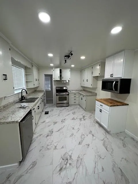 Building Photo - 3 Fairhills Cir