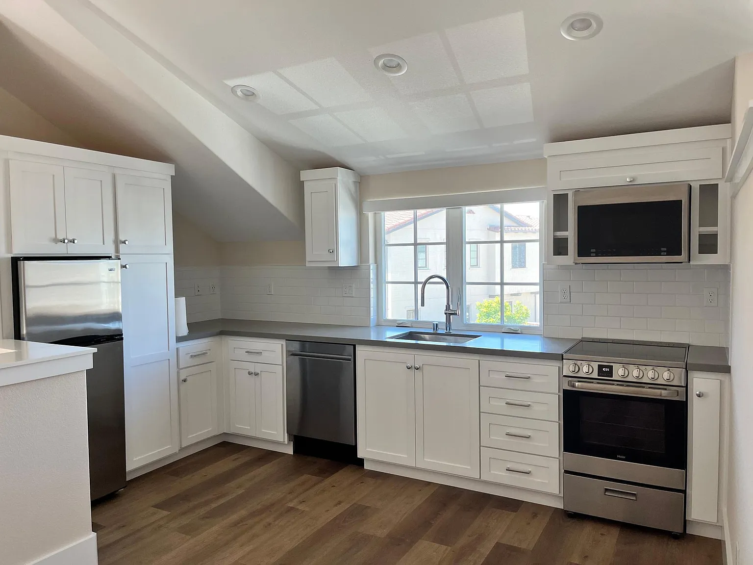 Studio, 550 sqft, $2,700 — Photo 2