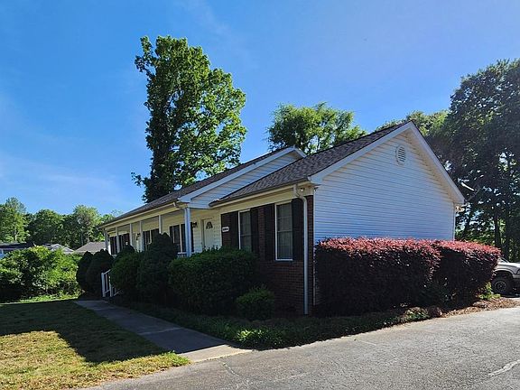 4th image of 1020 Rosewood Dr