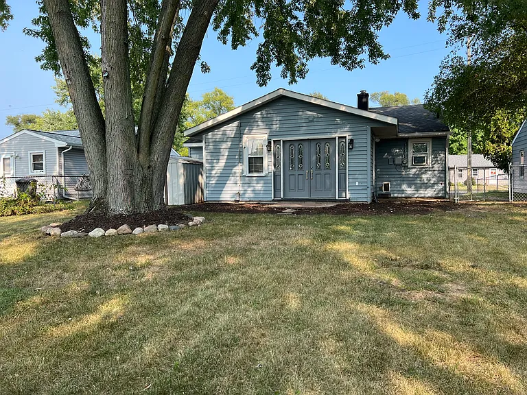 65 Cedar Ave N — Photo 8