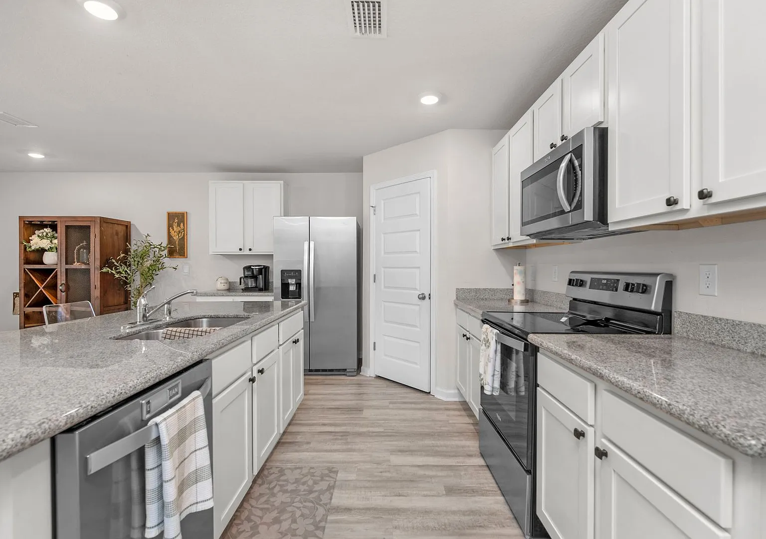 Charming 4-Bedroom Pensacola Home with Covered Patio & Fenced Backyard — Photo 4