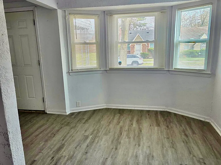 9589 Mansfield St — Photo 11