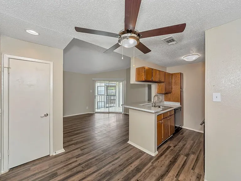 Oak Meadow Apartments — Photo 9