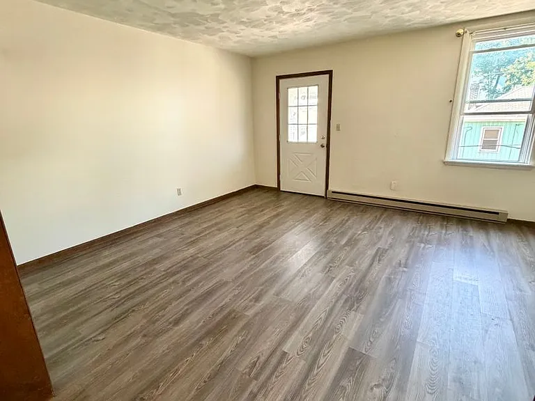 300-302 W Howard St — Photo 5